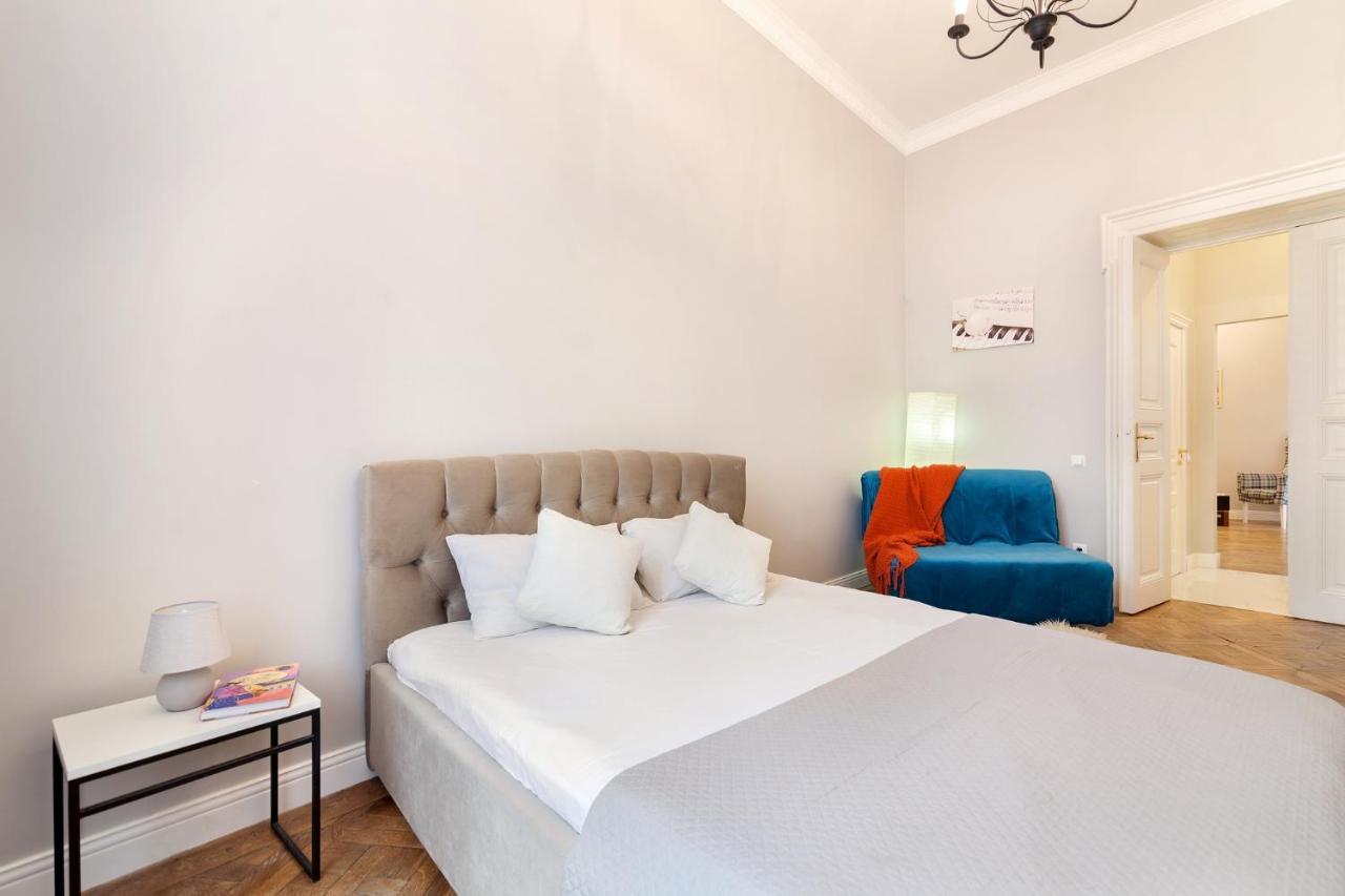 Chopin Apartment In The Center Of Lviv Extérieur photo